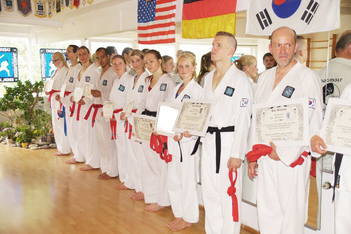 Gruppenfoto Gürtelübergabe nach bestandener Prüfung